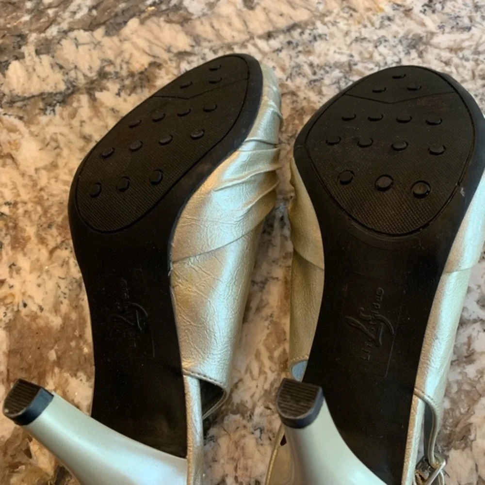 Lifestride Shoes Size 8 Goldtone Open Toed Sandals